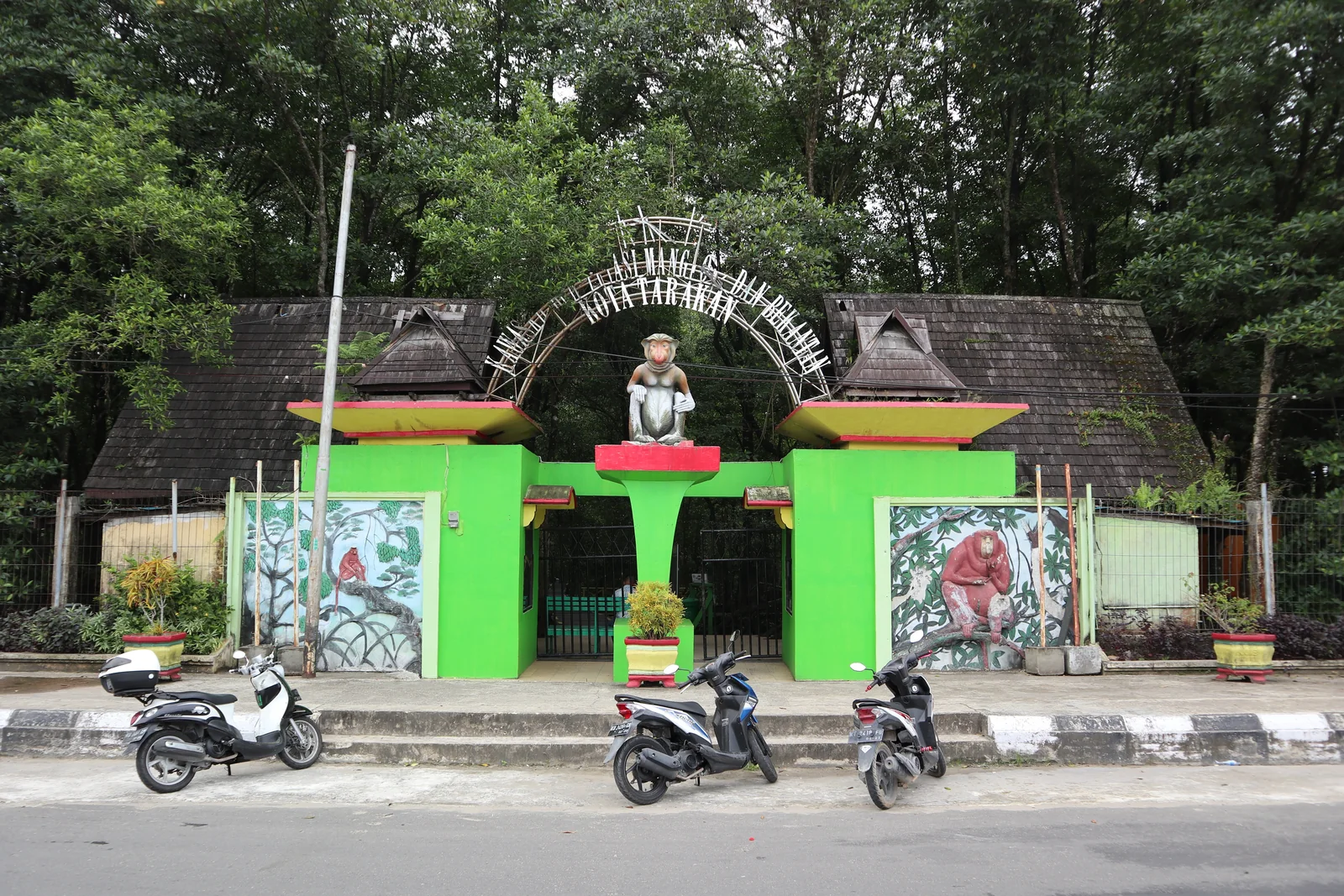 Gerbang kawasan konservasi dan jalan di depannya, Kota Tarakan; arsip 2018, foto konteks kota.